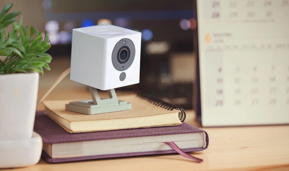 kamera stojąca na biurku